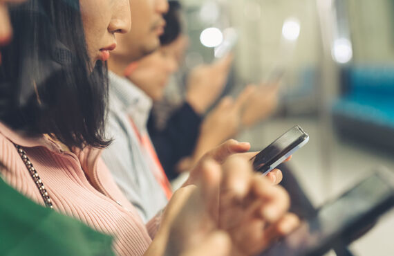 過度なスマホ利用がダイエットに与える意外な影響とその対策: ~1NDLY Personal Gym浦安店~浦安のパーソナルジム~